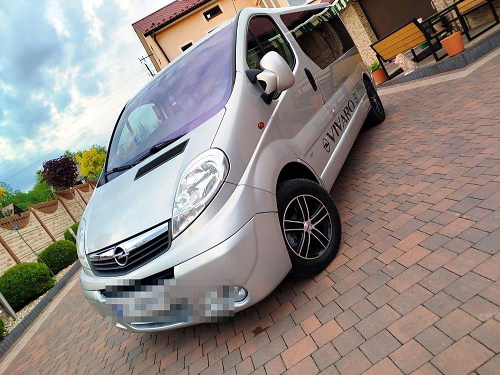 Bus Opel Vivaro z przodu